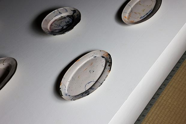 ゆたふ2階に置かれた個性的な絵付けの器のクロースアップ