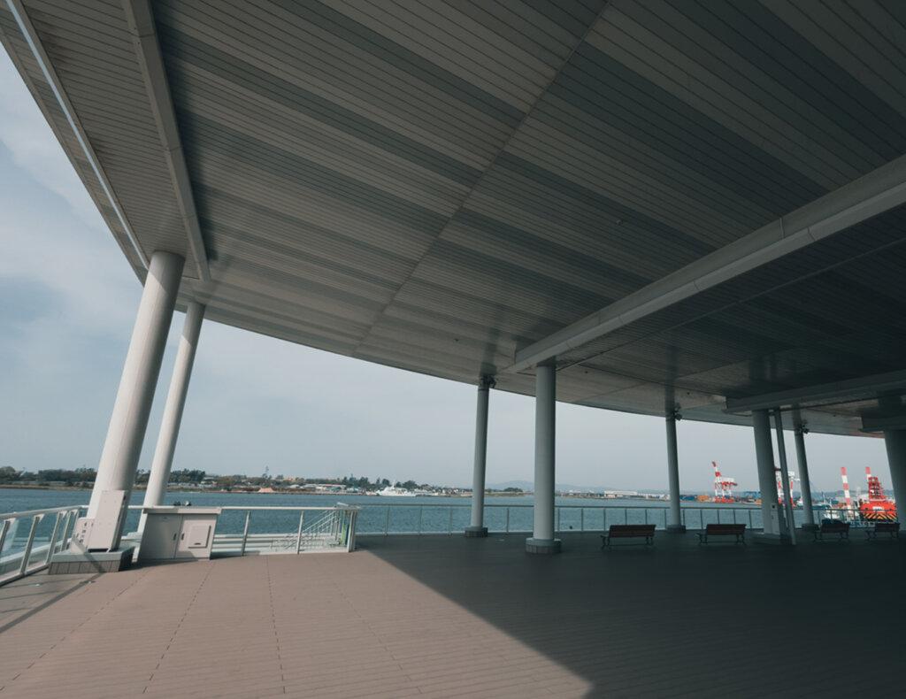 金沢港クルーズターミナルの屋根付き展望デッキ